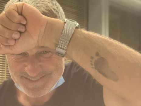 Алек Болдуин стал отцом в шестой раз. Опубликовано фото ребенка