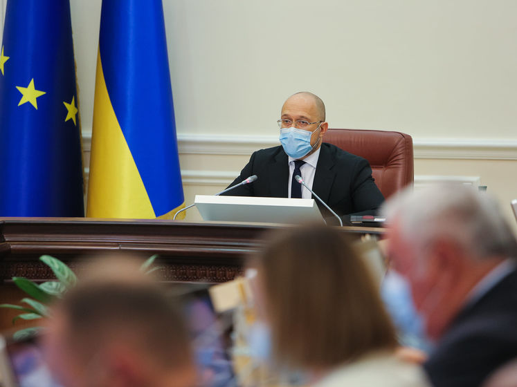 Кабмін пропонує дозволити літати Україною з електронними паспортами