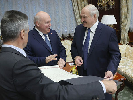 Лукашенку подарували карти на честь його дня народження
