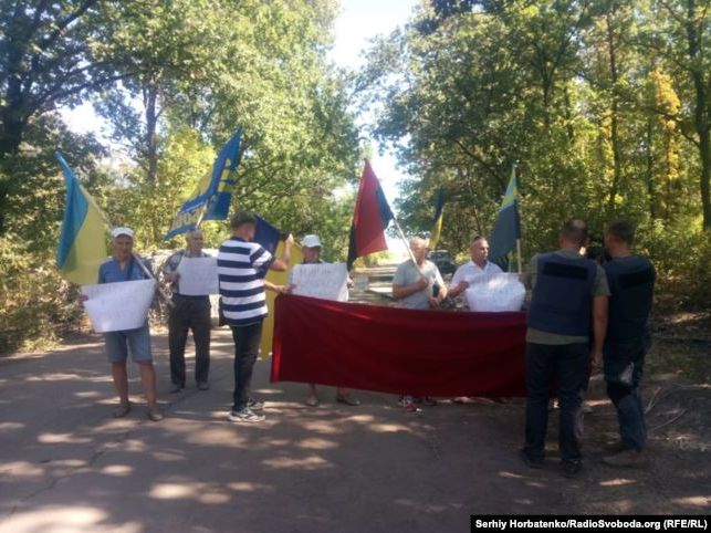 На въезде в Шумы люди протестуют против общего с боевиками инспектирования