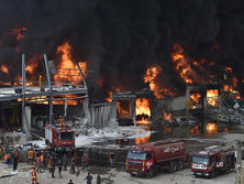 В Бейруте рядом с местом взрыва вспыхнул пожар. Фоторепортаж