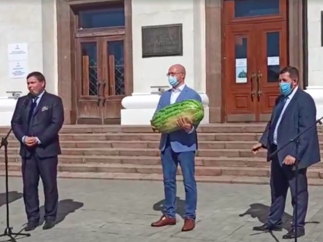 Шмыгалю в Херсонской области подарили самый большой арбуз сезона. Он оставил его на стуле в ОГА