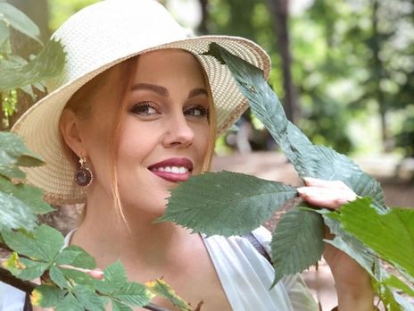 Alyosha позировала в парке во время прогулки с дочерью