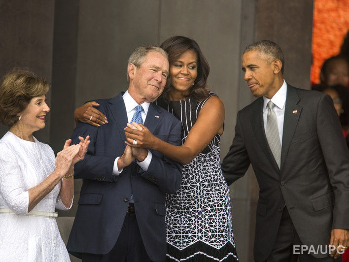 Буш-младший попросил Обаму сфотографировать его с поклонницей. Видео