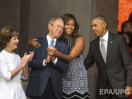 Буш-младший попросил Обаму сфотографировать его с поклонницей. Видео