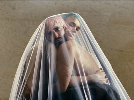 Lovemachine. В новом клипе Кончита Вурст с голым торсом обнимает певца Лу Асриля. Видео
