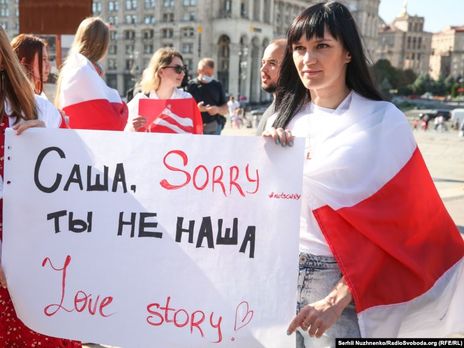 Марш на підтримку білоруських жінок почався біля стели на Майдані Незалежності