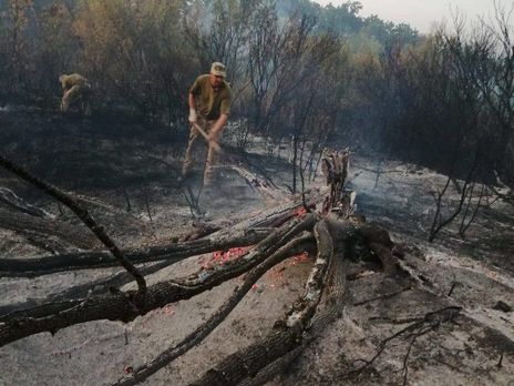 Военнослужащие из состава ООС ликвидируют очаги пожаров в Луганской области