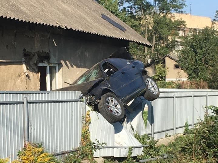ДТП у Чернівцях. П'яний поліцейський на BMW повис на паркані житлового будинку