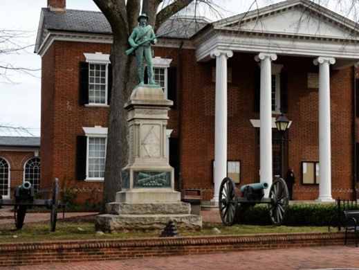 В американском Шарлоттсвилле власти снесли памятник конфедератам