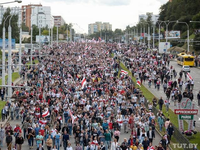 Марш героев в Минске. Протестующие подошли к поселку, где живет Лукашенко, прозвучал выстрел в воздух