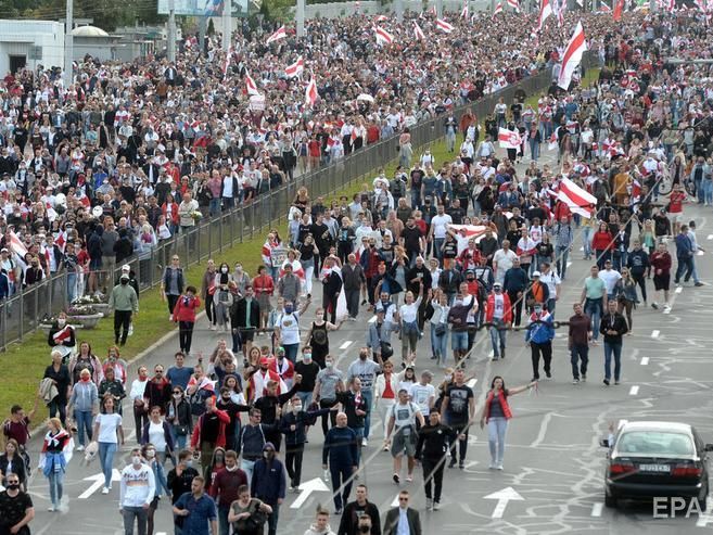 В Минске протестующие прошли Маршем героев. Видео