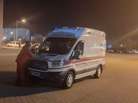 Машины скорой помощи прибывают к аэропорту Харьков