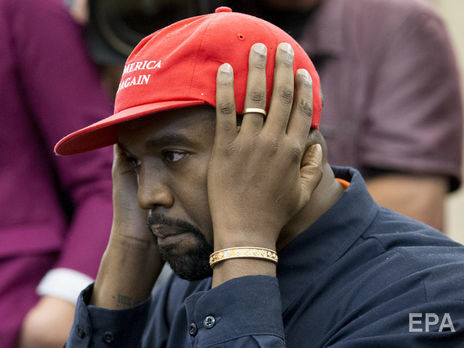 Уэст помочился на статуэтку премии 