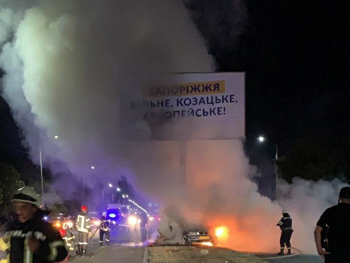 В Запорожье BMW врезался в билборд и загорелся. Три человека погибли, есть пострадавшие