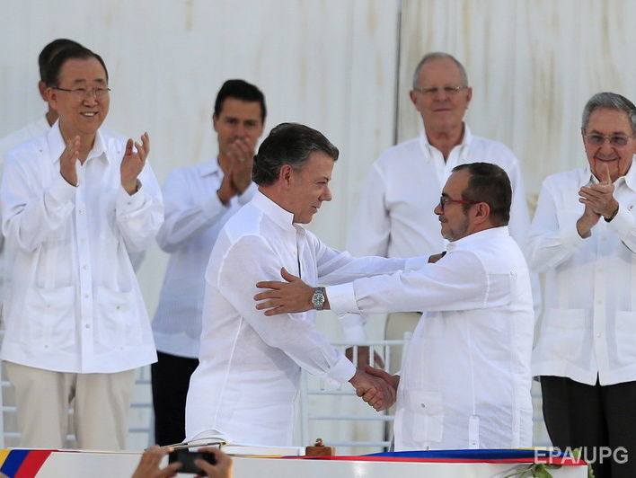 Власти Колумбии и партизаны FARC подписали историческое соглашение о мире