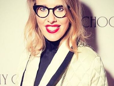 Беременная Собчак показала живот, стоя на голове