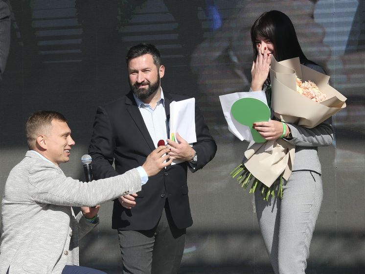 Кандидат в местные депутаты от "Слуги народа" сделал своей коллеге предложение руки и сердца во время партийного съезда