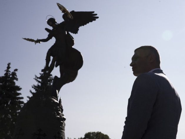 Кличко открыл в парке "Владимирская горка" фонтан со скульптурой архистратига Михаила