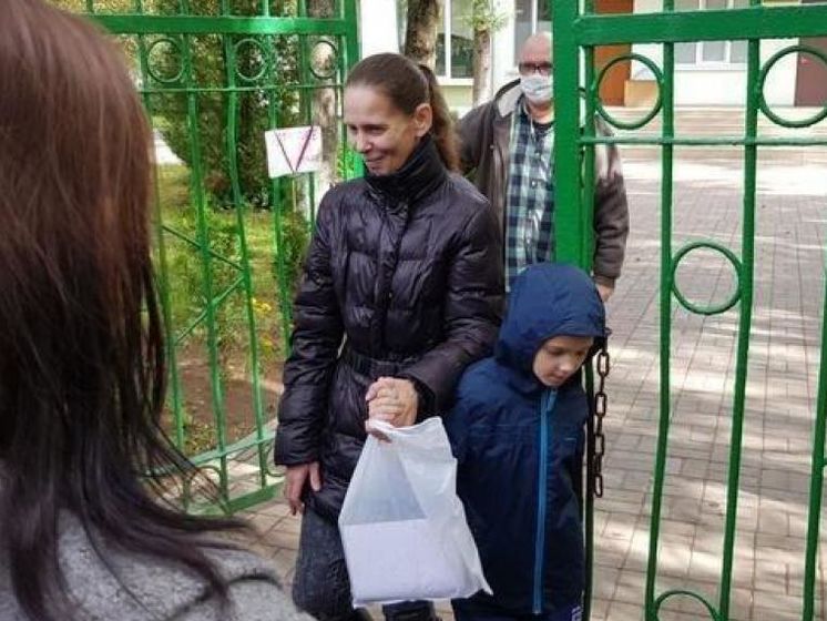 В Минске шестилетнего сына активистки забрали в приют, его отдали после того, как к заведению пришли около 300 человек 