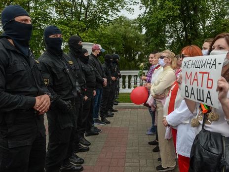 В Гродно белорусские силовики задержали беременную женщину. Видео
