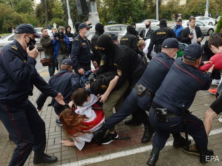 Протести в Білорусі. Міліціонери у Бресті бризкали в демонстрантів газом і стріляли в повітря