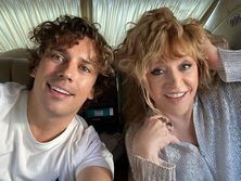 71-летняя Пугачева в короткой юбке показала движение канкана