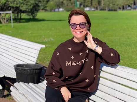 Жена Петросяна позировала во время прогулки с сыном Ваганом