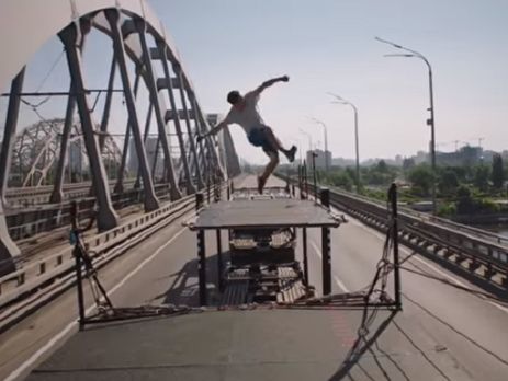 Украинец установил рекорд, сделав сальто на пять метров между двумя грузовиками в движении. Видео