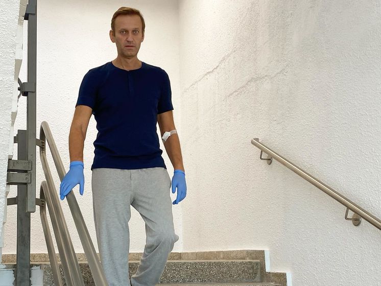 Навальний вимагає повернути йому одяг, у якому він був у день отруєння