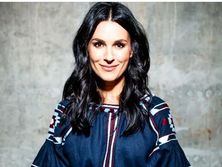 Ефросинина обнажила на видео грудь