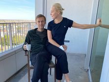 "Пусть это впишут в учебники по нейробиологии". Навальный рассказал, как его после отравления исцелила жена