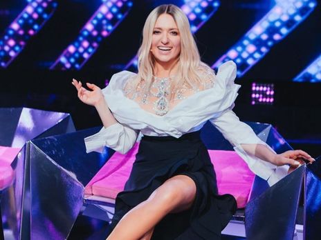 Могилевська позувала в чорній сукні з оголеними плечима