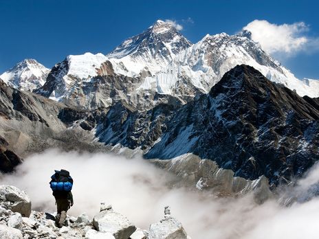 Эверест является высочайшей вершиной Земли 8848⁣ м, первое восхождение на нее состоялось в 1953 году