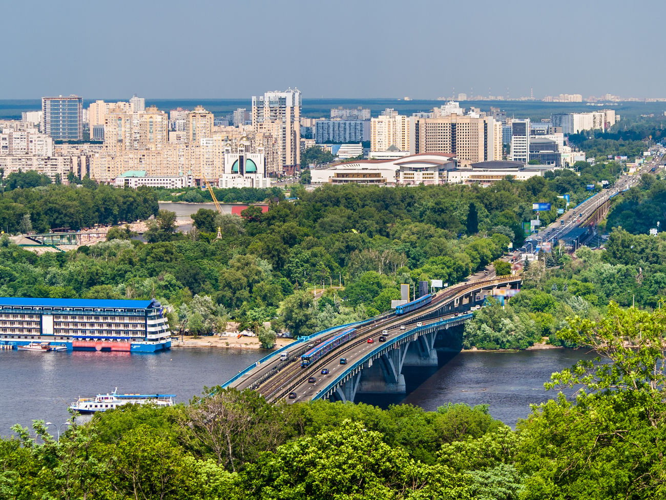 Левый берег днепра. Мост через Днепр в Киеве. Covid Киев. Киев в 2921. Район Киева на левом берегу Днепра на букву р.