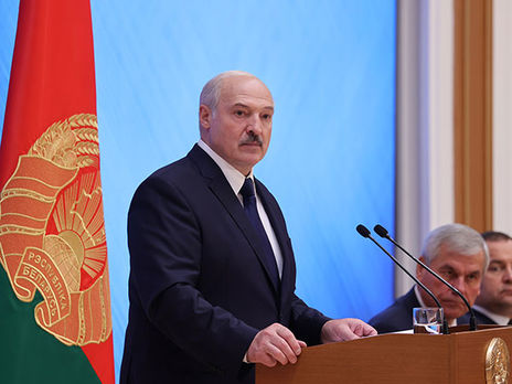 Лукашенко склав присягу білоруською мовою, поклавши руку на конституцію країни