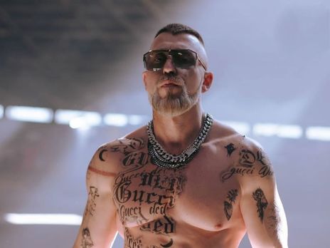 Рэпер Серега снял в новом клипе Усика на кладбище автобусов, назвав ролик самым дорогим в своей карьере. Видео