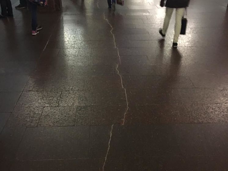 Житель Киева: Пол станции метро "Героев Днепра" треснул из-за строительства торгового центра