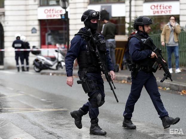 У Парижі біля колишньої редакції Charlie Hebdo невідомий напав із ножем на перехожих, є поранені