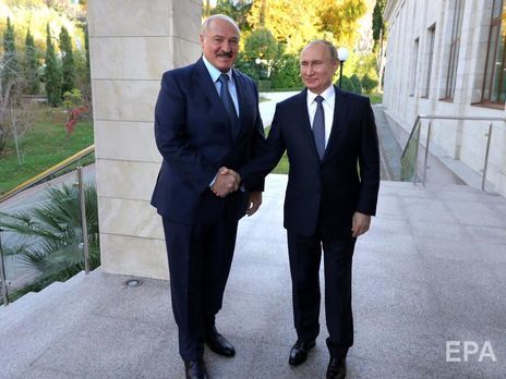 Путин (справа) был в числе лидеров, которые первыми поздравили Лукашенко с победой на выборах