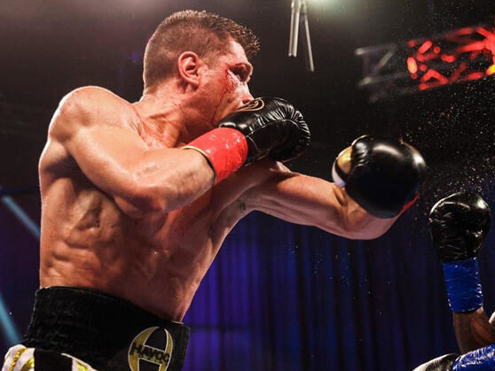 Украинец Деревянченко проиграл бой за титул чемпиона мира по версии WBC