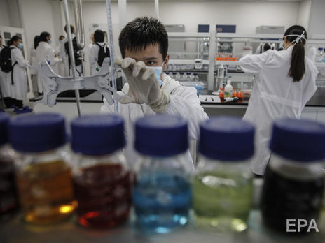 В Китае испытателями экспериментальной вакцины становятся сотрудники фармацевтических компаний