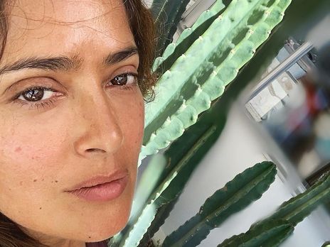 Хайек сделала фото пальцами ног