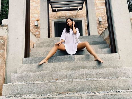 Каменских показала, как расслабляется, подняв вверх ногу