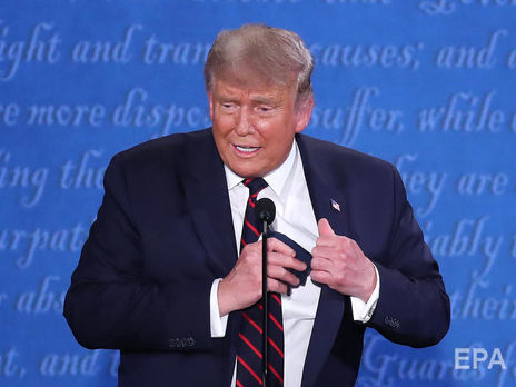 Трамп во время дебатов показал свою маску, которую носит в кармане пиджака