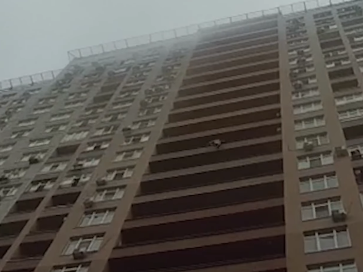 Киевский патрульный на лету поймал женщину, прыгнувшую с 15-го этажа, появилось видео