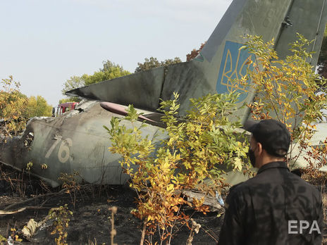 Учебный самолет Ан-26 упал и загорелся в двух километрах от военного аэродрома Чугуева вечером 25 сентября