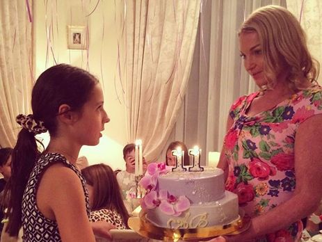 Дочь Волочковой отпраздновала 11-летие в компании подруг. Фоторепортаж