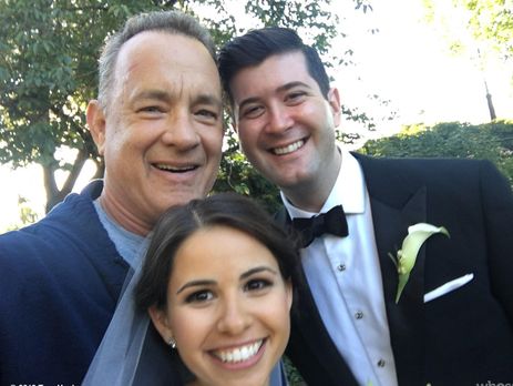 Хэнкс во время пробежки сделал селфи с молодоженами