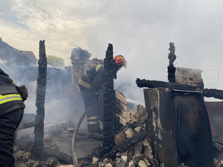 Спасатели продолжают тушить лесные пожары в Луганской области. Под угрозой более 30 населенных пунктов